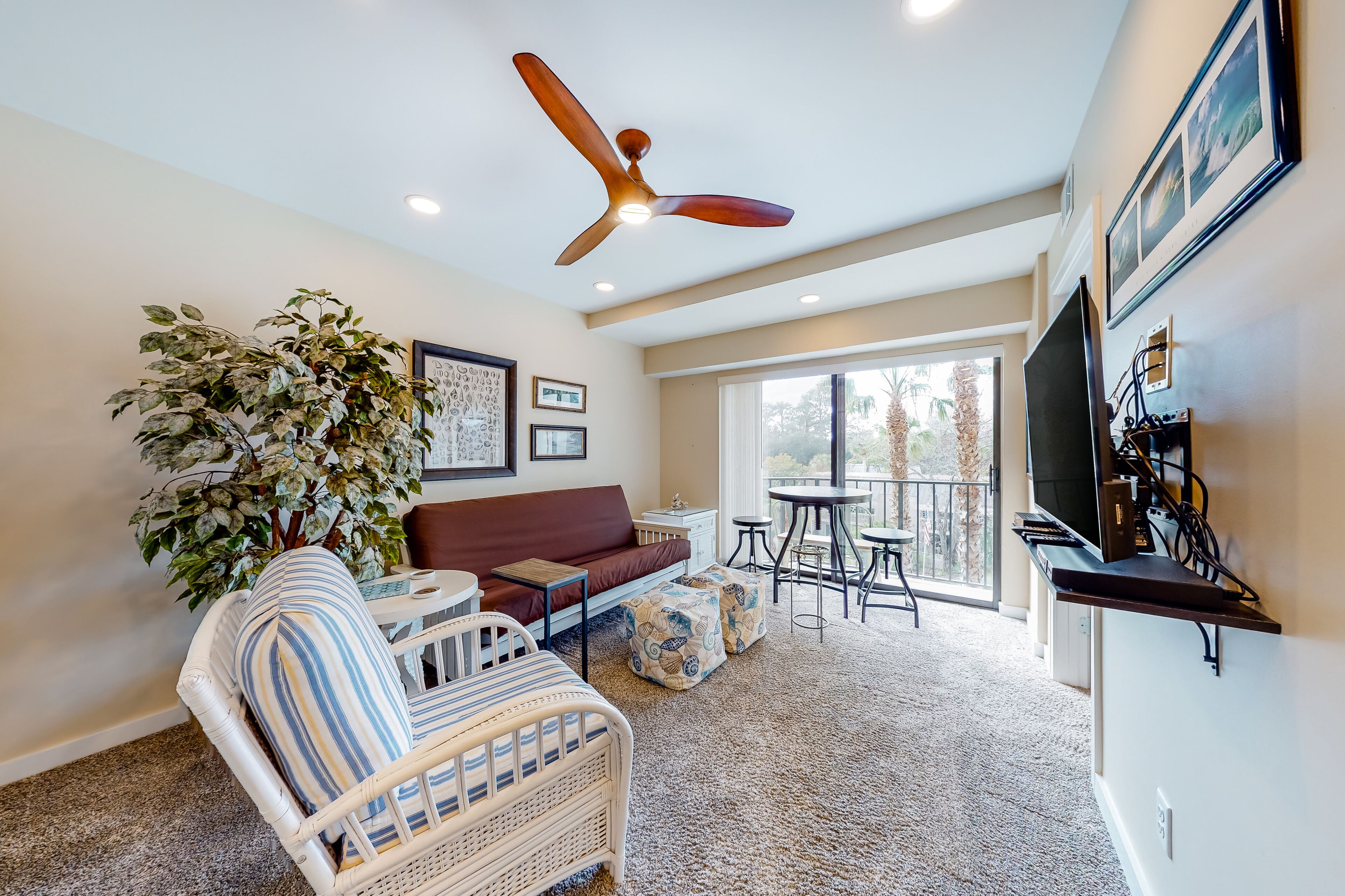 Stunning Condo W/ Private Balcony, Shared pool, Beach Access & More