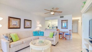 콘도 (25850 Hickory Blvd #205) | 거실 | TV