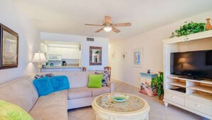 콘도 (25850 Hickory Blvd #205) | 거실 | TV