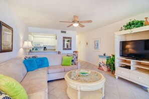 Lägenhet (25850 Hickory Blvd #205) | Vardagsrum | Tv