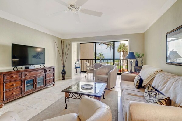 Condo (25820 Hickory Blvd #101) | Salle de séjour | Téléviseur