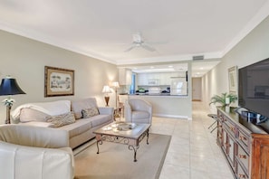 Condo (25820 Hickory Blvd #101) | Sala de estar | Televisión 