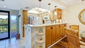 Huoneisto (21400 Bay Village Dr #204) | Yksityinen keittiö | Uuni, ruokailupöytä