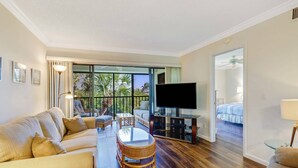Huoneisto (21400 Bay Village Dr #204) | Olohuone