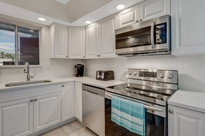 Condo (4811 Gary Rd-C) | Private kitchen