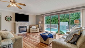 Unclassified image, 2 of 24, button - 27031 Flossmoor Dr (Bonita Springs)