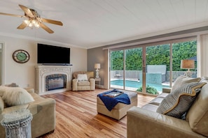 Maison (27031 Flossmoor Dr) | Salle de séjour | Téléviseur, foyer