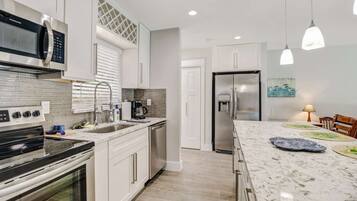 Villa (4836/4838 Esplanade St B-Pool) | Private kitchen