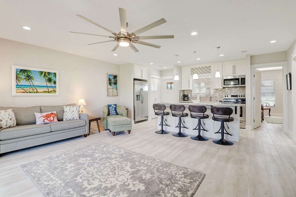 Villa (4836/4838 Esplanade St A) | Living room