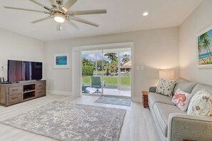 Villa (4836/4838 Esplanade St A) | Wohnzimmer