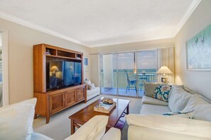 公寓客房 (25870 Hickory Blvd #704) | 客廳 | 智慧型電視、 DVD 播放機