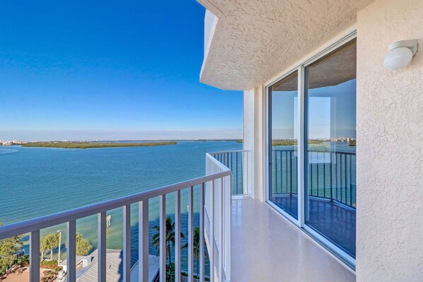 Condo (Lovers Key Resort 906) | Balcón