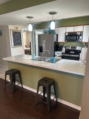 Lake Ozark Condo- Come stay & play!