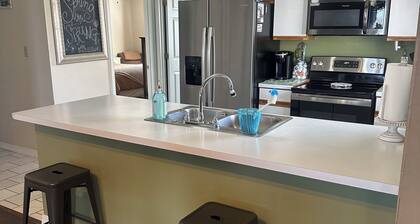 Lake Ozark Condo- Come stay & play!