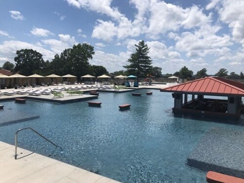 Lake Ozark Condo- Come stay & play!