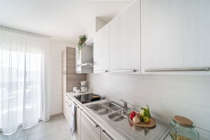 Refrigerador, microondas, parrilla de estufa y lavavajillas 