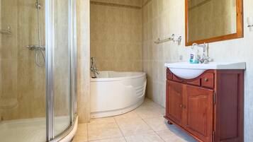 Combined shower/tub, jetted tub, hair dryer, towels