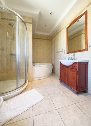 Combined shower/tub, jetted tub, hair dryer, towels - The House, Sliema, Malta - Near the bay, bars, restaurants, shops (Sliema)