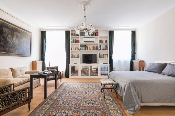 Een kluis op de kamer, een bureau, een strijkplank/strijkijzer