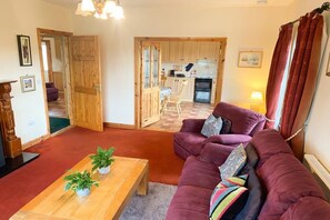 Smart TV, fireplace, books, stereo - Spacious four-bed property located in Banagher outside Birr. (Banagher on the Shannon)