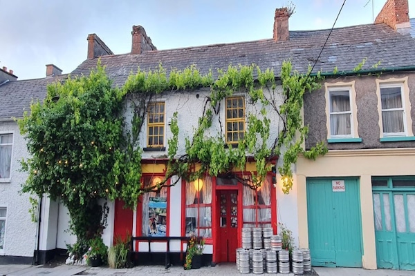 JJ. Hough Pub.
