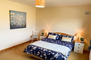 4 bedrooms, iron/ironing board, travel cot, free WiFi - Spacious four-bed property located in Banagher outside Birr. (Banagher on the Shannon)