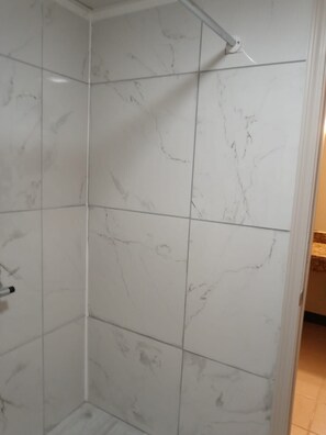 Douche, savon, shampoing, papier toilette