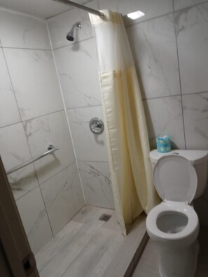 Dusche, Seife, Shampoo, Toilettenpapier