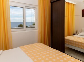 2 عدّة غرف نوم وخدمة الإنترنت وملاءات أسرّة