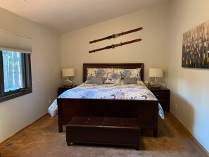 4 bedrooms, desk, iron/ironing board, free WiFi