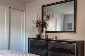 2 bedrooms, iron/ironing board, WiFi, bed sheets - The Fireweed Gardens (Anchorage)