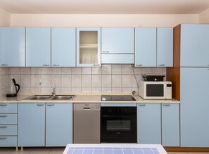 Frigorifero, microonde, forno, piano cottura