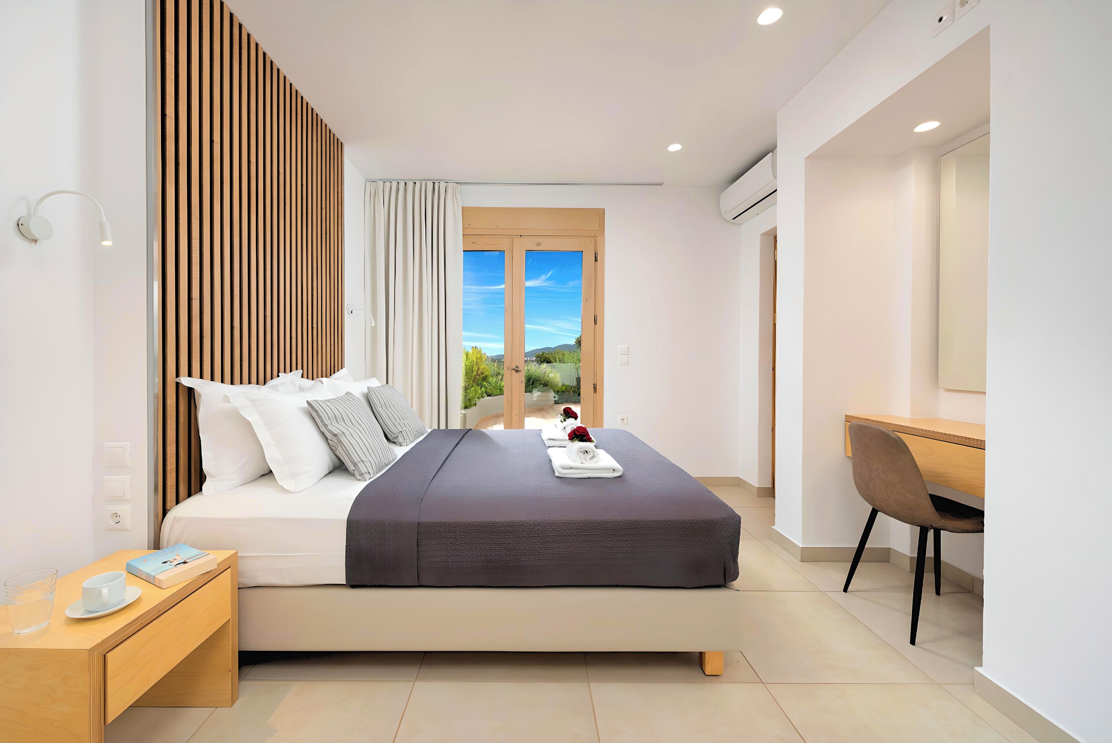 5 habitaciones, caja de seguridad en la habitación y escritorio 