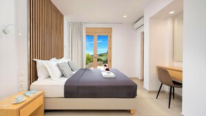 Une chambre d’hôtel moderne avec un grand lit, un mur revêtu de panneaux en bois, un bureau et une vue sur l’extérieur.