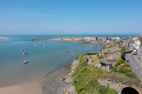 Grand large apartment in Townhouse by the Sea. Superb Views. Brilliant Location 