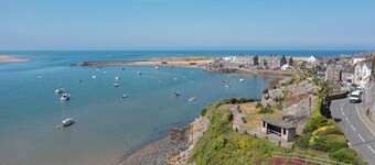 Grand large apartment in Townhouse by the Sea. Superb Views. Brilliant Location 