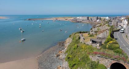 Grand large apartment in Townhouse by the Sea. Superb Views. Brilliant Location