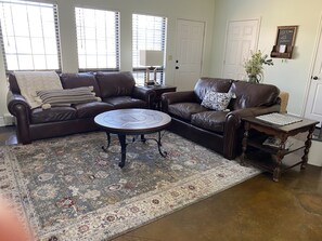 Smart TV, books - Cozy Country Suite (Erda)