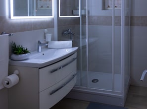 Douche, serviettes fournies