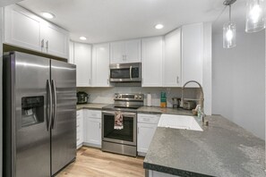 Fridge, microwave, oven, stovetop - Steps to sand & ocean view from inside the unit! (San Diego)