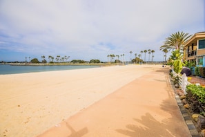 Beach nearby - Steps to sand & ocean view from inside the unit! (San Diego)