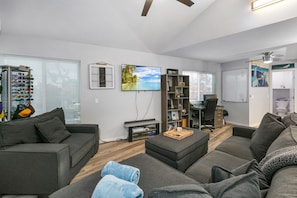 Smart TV, video games, DVD player, stereo - Steps to sand & ocean view from inside the unit! (San Diego)