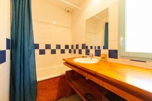 Free toiletries, hair dryer, towels - Maisonnette St Brice 44 for 5 persons (Arès)