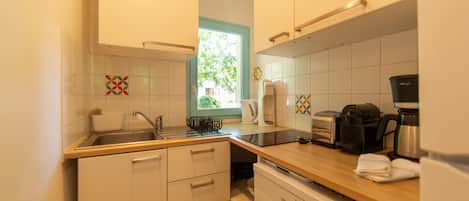 Réfrigérateur, micro-ondes, plaque de cuisson, lave-vaisselle