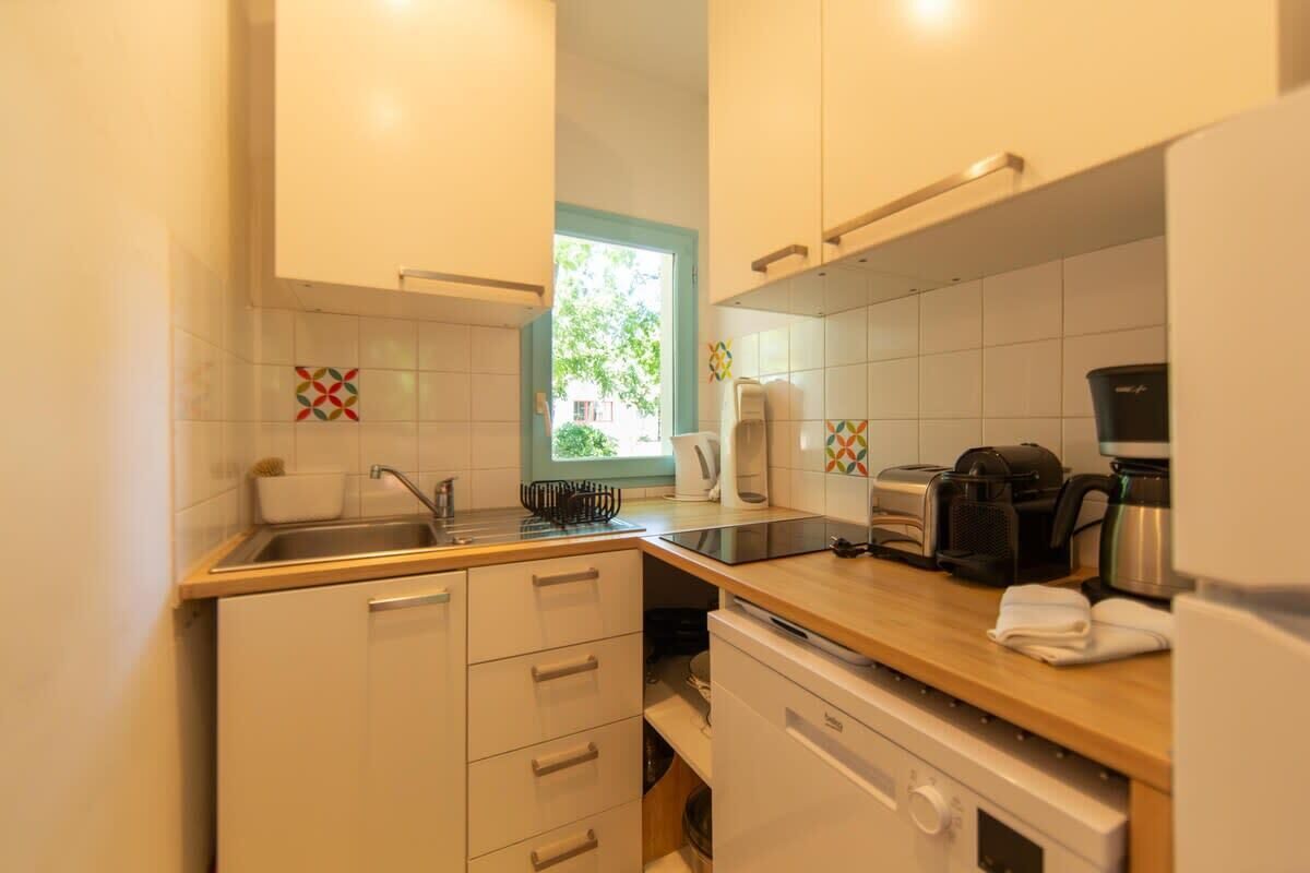 Réfrigérateur, micro-ondes, plaque de cuisson, lave-vaisselle