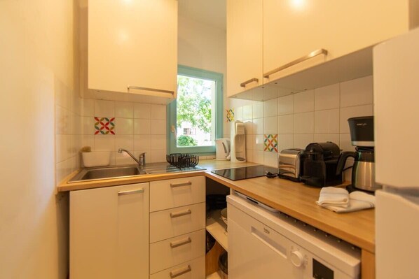 Réfrigérateur, four à micro-ondes, surface de cuisson, lave-vaisselle