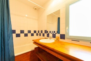 Free toiletries, hair dryer, towels - Maisonnette St Brice 44 for 5 persons (Arès)