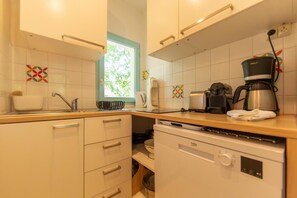 Réfrigérateur, four à micro-ondes, surface de cuisson, lave-vaisselle