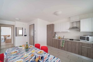 Kühlschrank, Mikrowelle, Herdplatte, Geschirrspüler