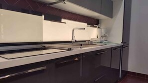 冷蔵庫、電子レンジ、オーブン、コンロ